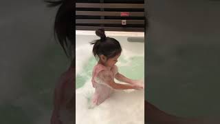 Samantha’s bubble bath!🛁 #prettygirl #bubblebath #bubblestory #happylife #staycation #sheratonhotel