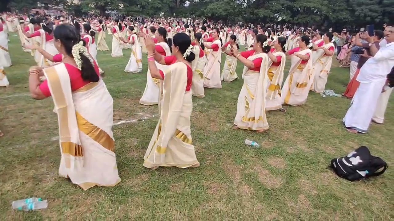 മെഗാ തിരുവാതിര.  Mega Thiruvathira at Fort Maidan, Palakkad on the occasion of Kerala Piravi Day.