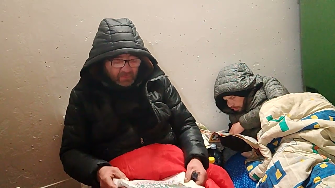 Bezdomni życie na śmietniku