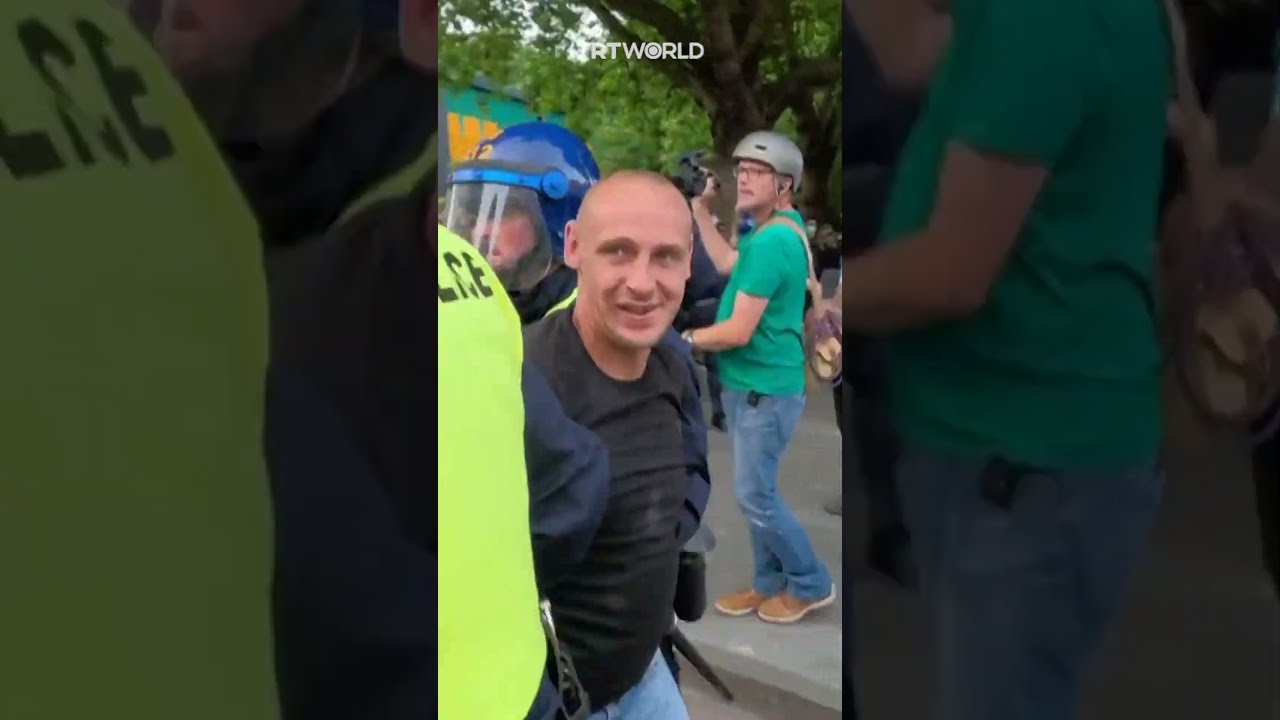 Far Right Protesters Clash With British Police In Bristol
