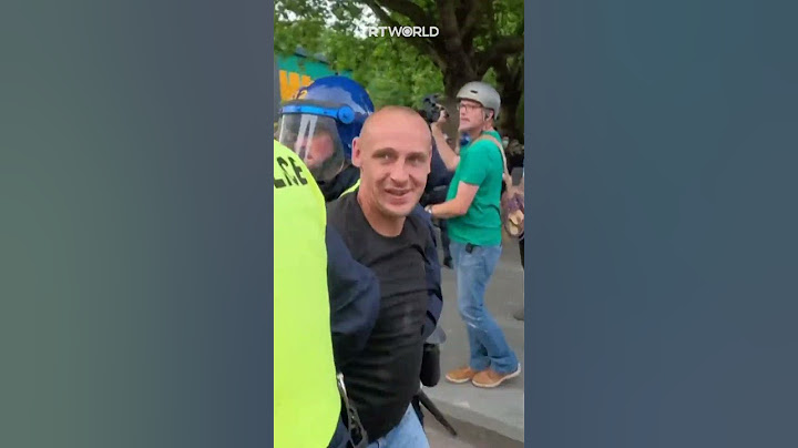 Far-right protesters clash with British police in Bristol