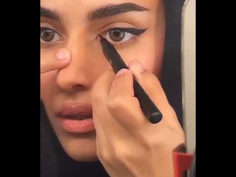 فيديو: كيفية عمل الآيلاينر على الجفون المقنعين: نصائح سهلة لمكياج العيون للعيون المقنعين