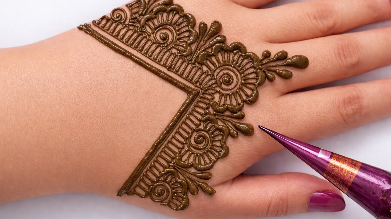 Простой и красивый дизайн мехенди для тыльной стороны ладони для начинающих |