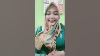 Live bu guru asyik ngobrol gak sadar kancing bajunya hampir terbuka 