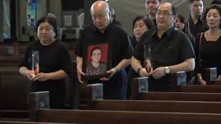 Peti Jenazah Diusung Ke Muka Altar. Misa Requiem Ibu Florentina Lanita Ruslim Di St Yoseph Plg.