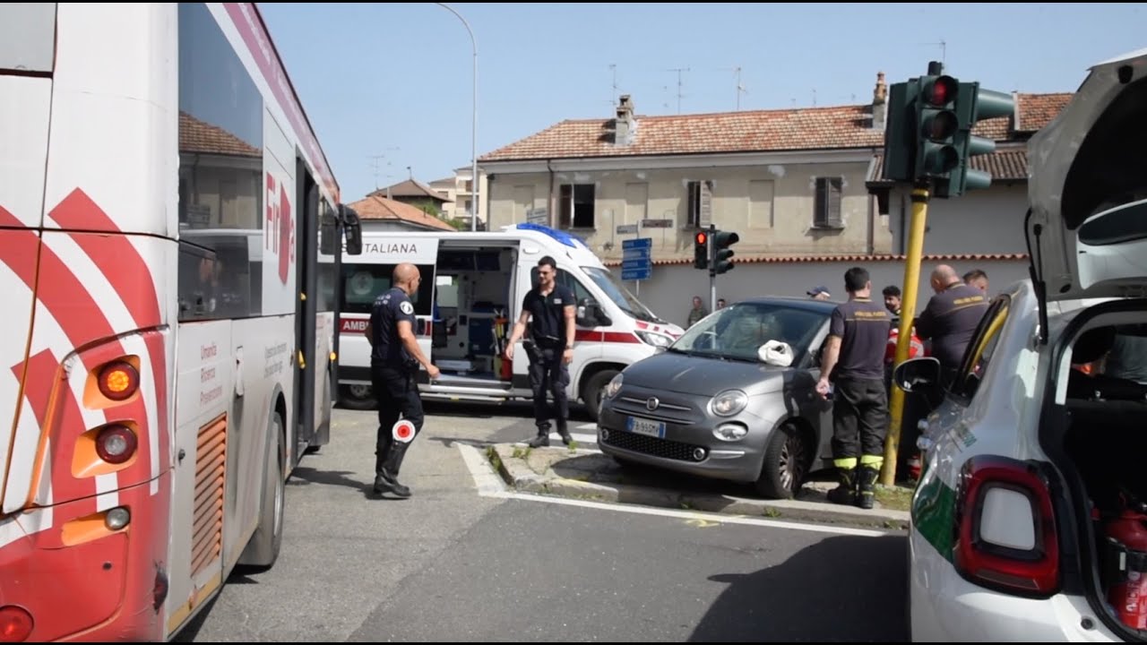 Vigevano, schianto tra autobus e utilitaria in viale dei Mille