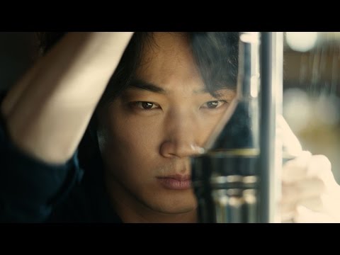 “職人”綾野剛、最高のお酒を追求　サントリーチューハイ『こくしぼり』新CM「しつ、こく」篇