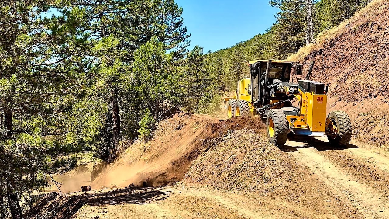 Грейдер Deere: как он скатил кусок камня со скалы во время ремонта новой дороги #грейдер