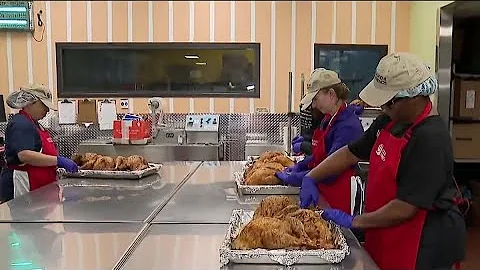 Volunteers prep Thanksgiving meals for people with serious illnesses| NBC4 Washington