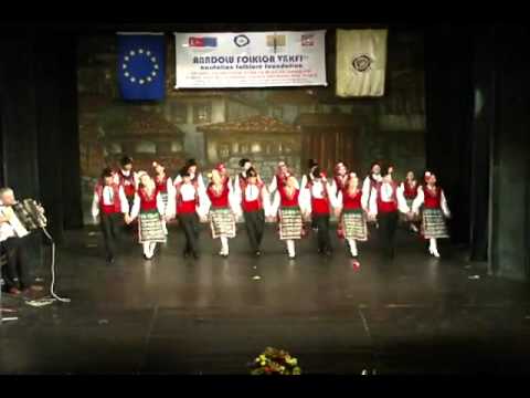 Türkler Bulgar dansları oynuyor