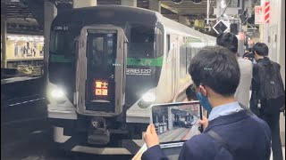 【臨時特急富士回遊72号新宿行き】E257系5500番台ｵｵOM-51編成が当駅止まりの列車として富士回遊幕で新宿駅6番線に到着停車するシーン（9172M）2024.4.26