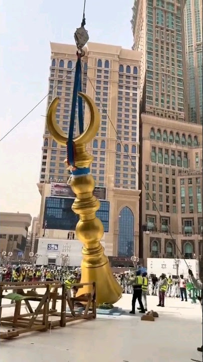Raising a new golden crescent🌙| #mecca tower 🕋💓 ||#islam ☪️ #youtubeshorts #shorts