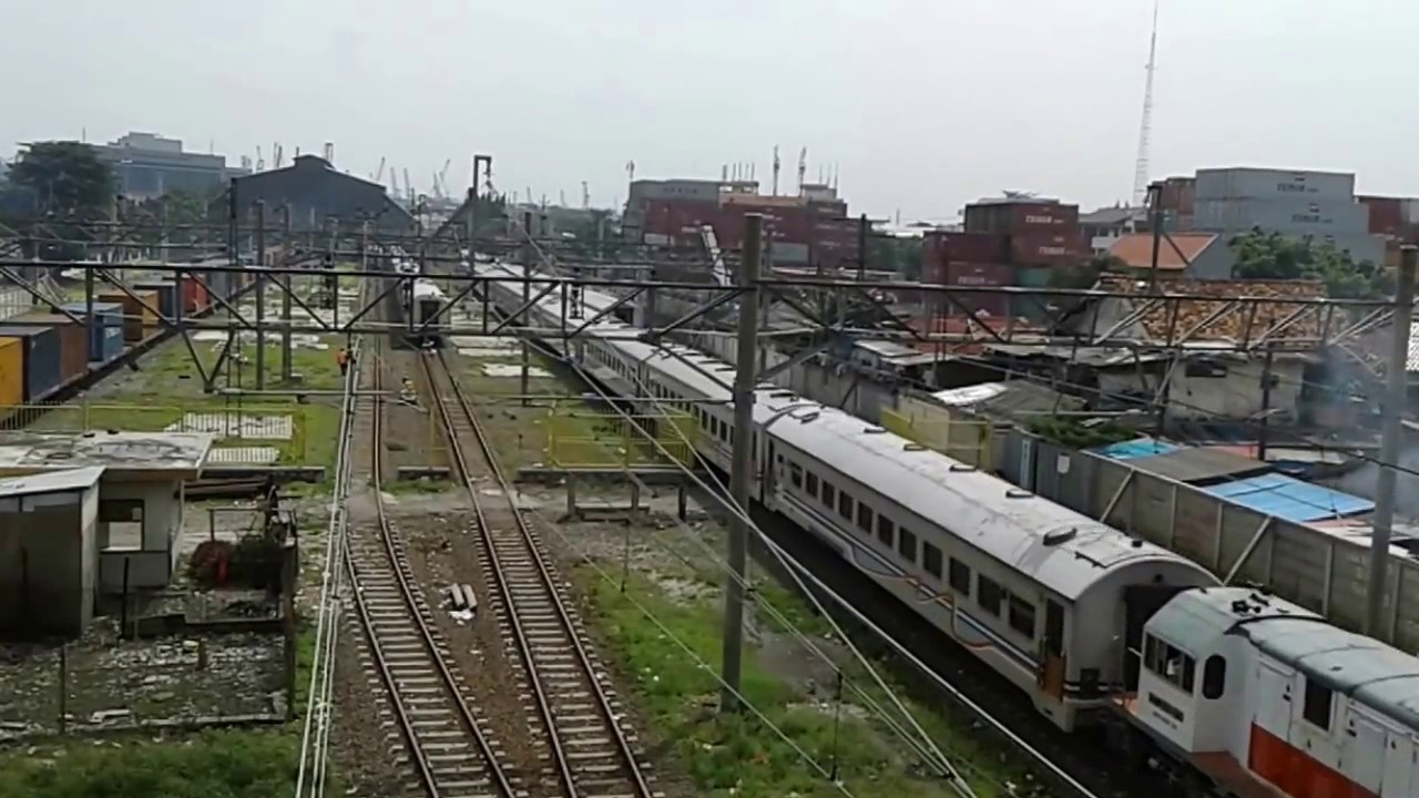 Kereta api Lokal Purwakarta (Walahar ekspres) berengkat 