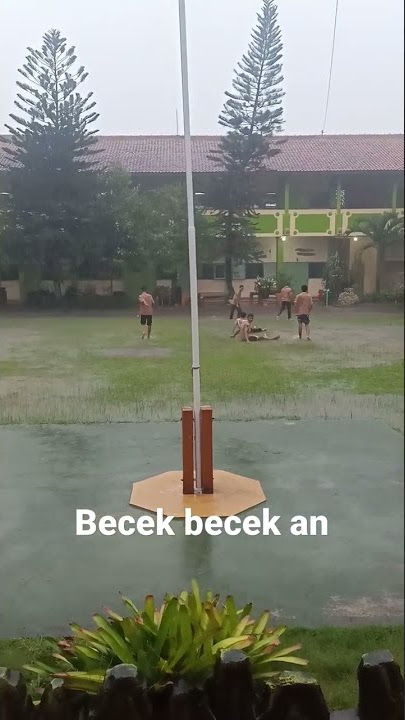 Anak sekolah becek becekan karena dihujani #videoshort #becek-becekan #basah-basahan #videoviral