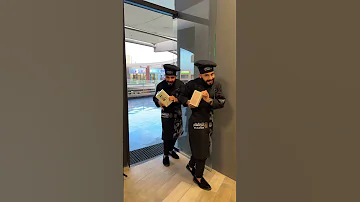 لما ابقى كل يوم متاخر ساعتين على الشغل واجبلو هديه للمدير عشان يسامحني كاني ماني كوميدي 