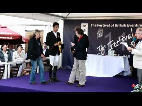 Alex Hua Tian receives prize at Festival of Eventing from Princess Anne (单于）