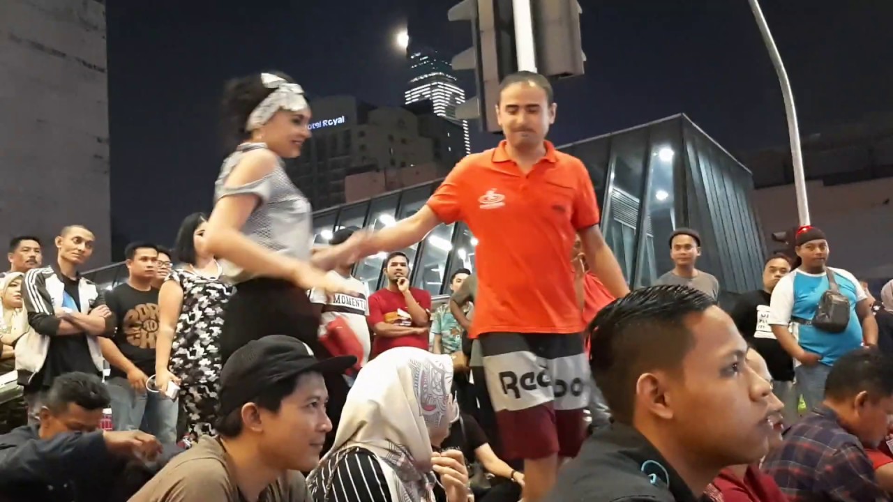 Ada pelancong suka lagu nie... dijemput menari di dpn tanpa hiraukan org lain.. terbaikk...!!
