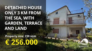 𝐃𝐞𝐭𝐚𝐜𝐡𝐞𝐝 𝐇𝐨𝐮𝐬𝐞 𝐟𝐨𝐫 𝐬𝐚𝐥𝐞 𝐢𝐧 𝐈𝐭𝐚𝐥𝐲. 𝐎𝐧𝐥𝐲 𝟑 𝐤𝐦 𝐟𝐫𝐨𝐦 𝐭𝐡𝐞 𝐬𝐞𝐚, 𝐰𝐢𝐭𝐡 𝐠𝐚𝐫𝐝𝐞𝐧, 𝐭𝐞𝐫𝐫𝐚𝐜𝐞 𝐚𝐧𝐝 𝐥𝐚𝐧𝐝 𝟐𝟓𝟔.𝟎𝟎𝟎