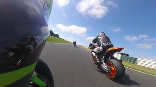 zx6r following CBR600RR on track with 1000cc bikes 02