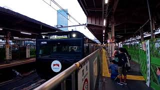 黒い山手線NETFLIXラッピングE235系0番台トウ15編成クリアテール車新宿駅15番線発車シーン