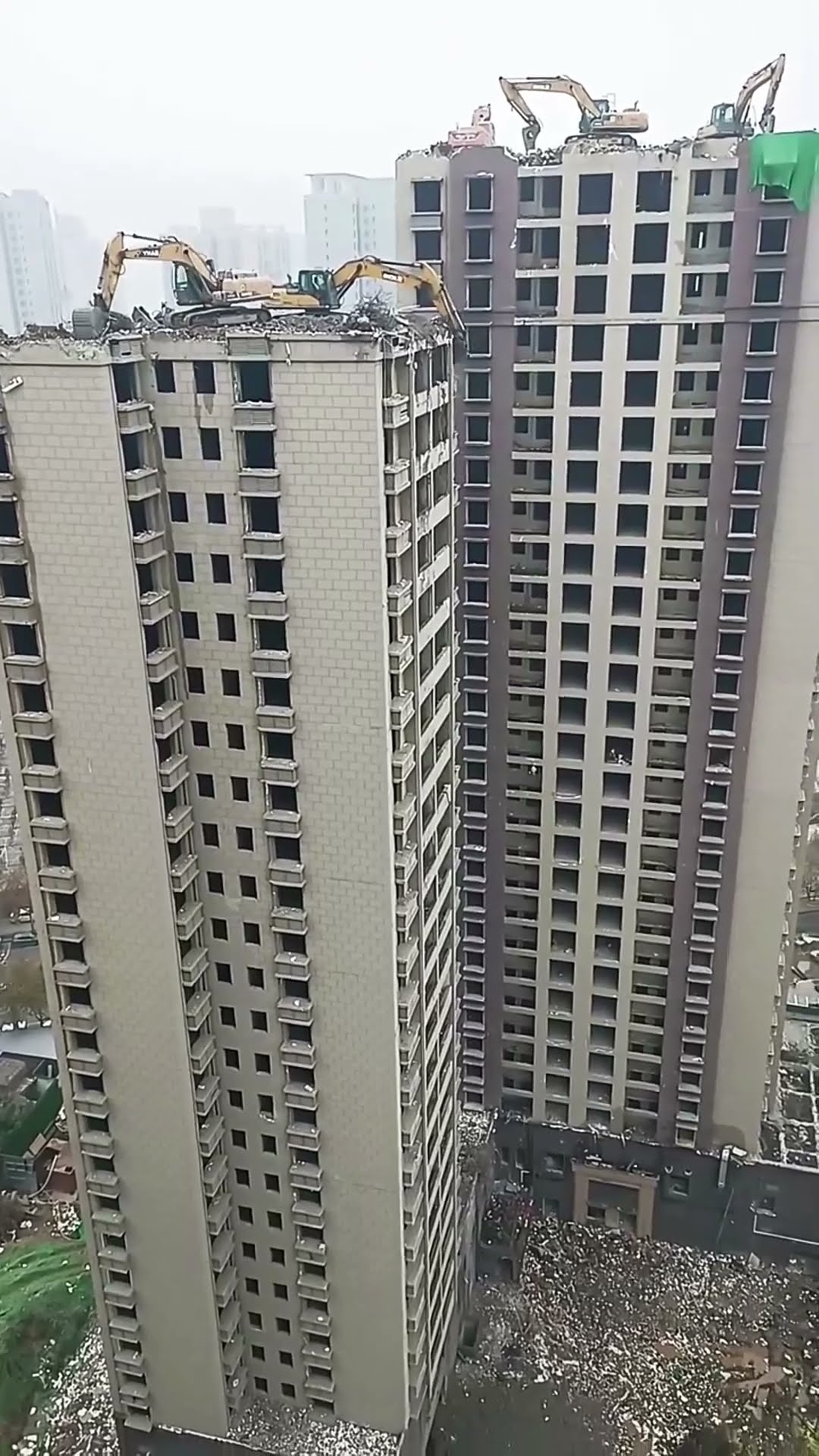 Demolition of the house from the top floor- Good tools and machinery make work easy
