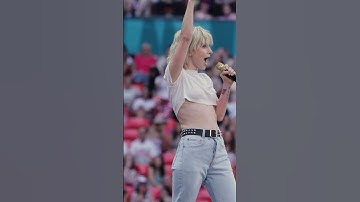 Paramore & Hayley Williams paid tribute to Freddie Mercury at Wembley Stadium today #paramore