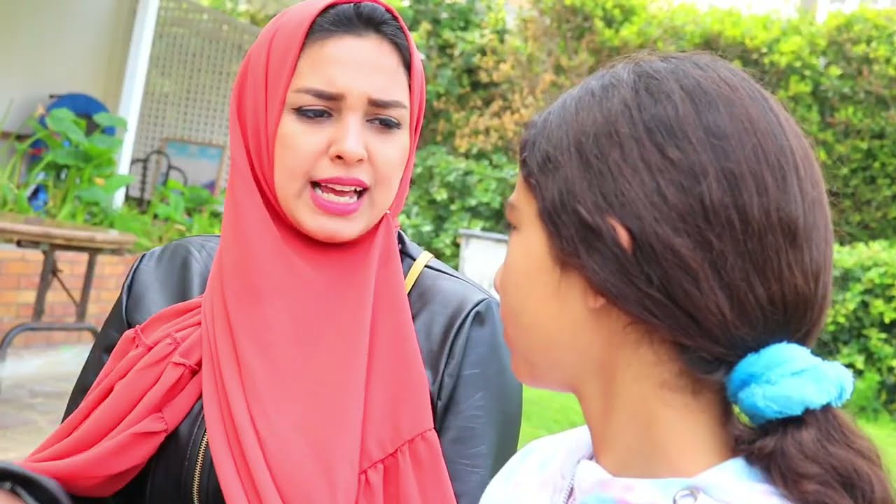 بنت صغيره تساعد رجل اعمى ! شوفو عملت ايه ؟