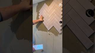 Fliesen Im Fischgrätenmuster Verlegen.