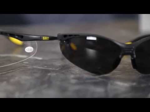 DeWalt DPG58-2D Reinforcer™ tamne zaštitne naočare - video 6