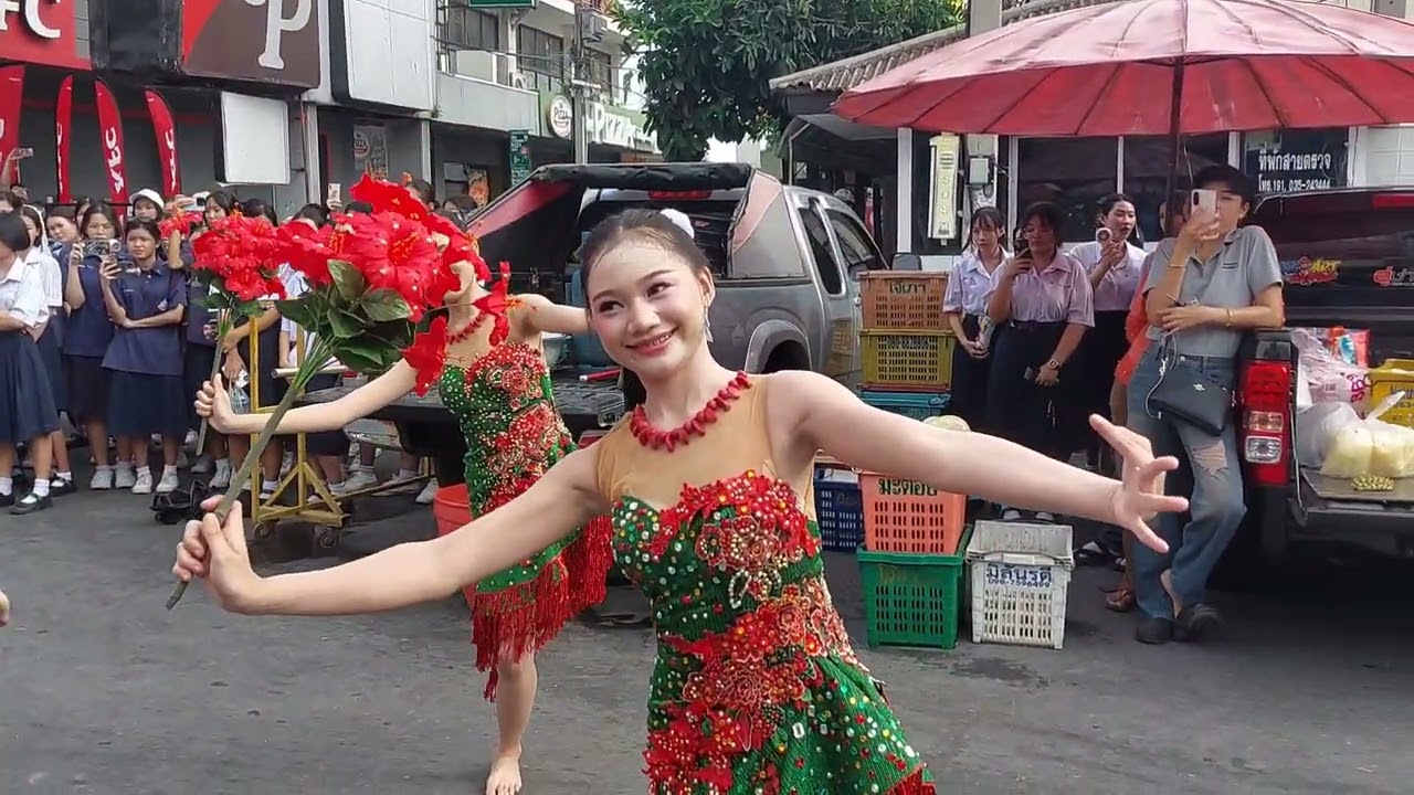 การแสดงขบวนแห่เทียนพรรษา รร.จอมสุรางค์ โดย น้องเพลง ชิงช้าสวรรค์ 4/7/2568