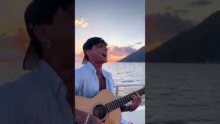 Video thumbnail of "ULTIMO canta QUELLA CASA CHE AVEVAMO IN MENTE in vacanza"
