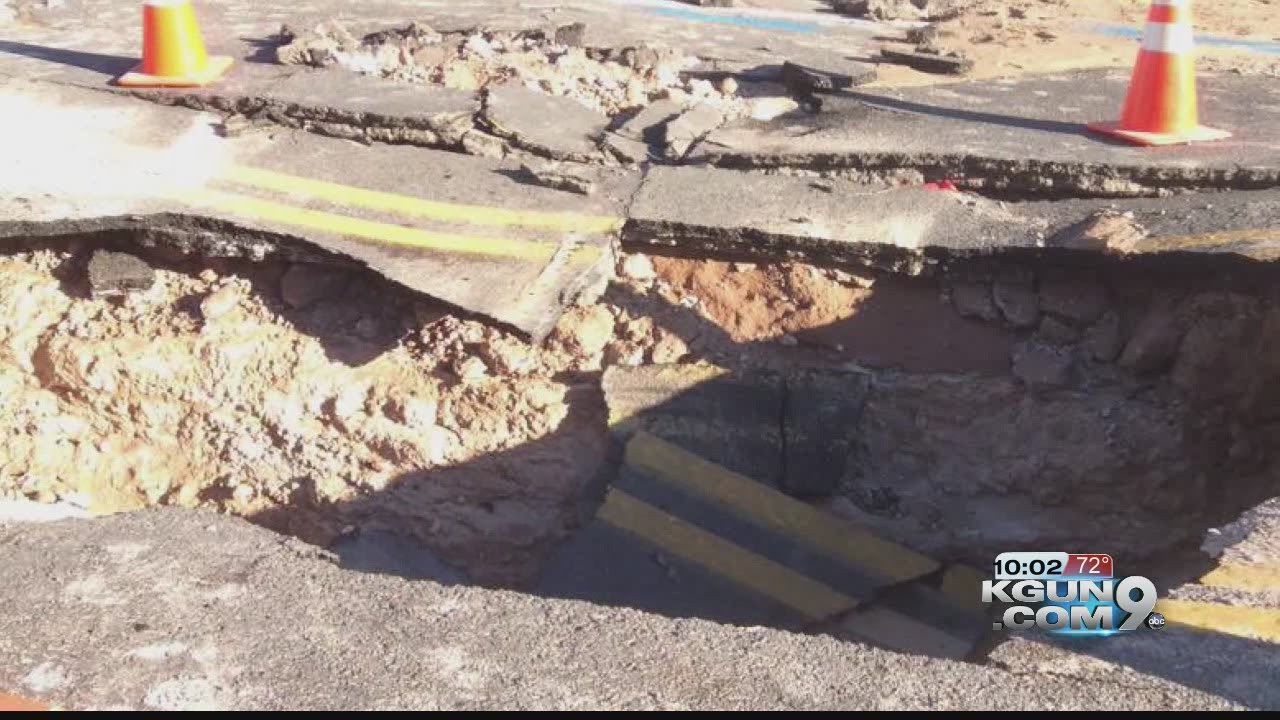 Sinkhole shuts down street on midtown Tucson - YouTube