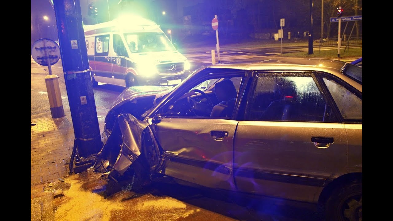 Lublin. Audi uderzyło w słup. Dwie osoby trafiły do