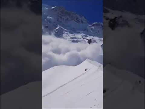 LA PLACE DU VILLAGE: INCROYABLE AVALANCHE Ã  la Meije