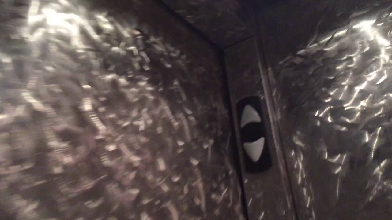 Terrible Schindler Elevator At Barnes And Noble In Hollywood Ca