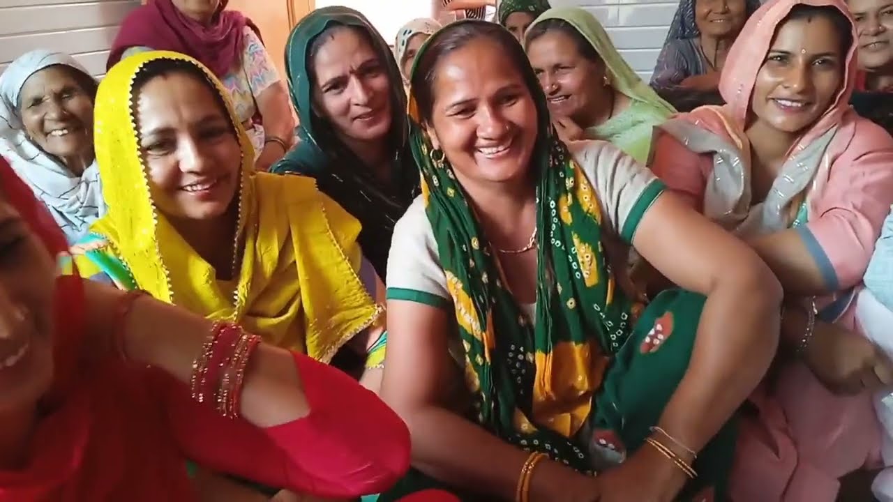 गीत 🏵️🌸-हुर थी र कुछ देखण जोगी बंद कमरे म बड़गी,दिवा लाकै देखण लागा आगे शाली अड़ गी। 