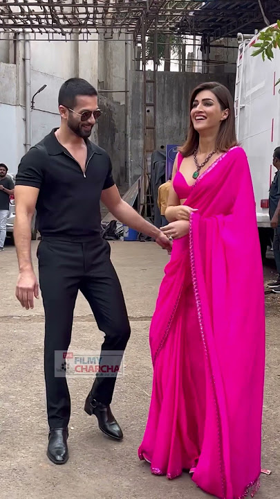 Shahid and Kriti strike a pose, epitomizing elegance and style😍#shahidkapoor #kritisanon