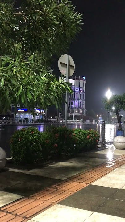 Story' Wa, menikmati suasana terang nya hujan di alun-alun kota Tegal,😌