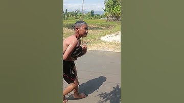 lomba menangkap ikan dengan tangan kosong, yang menang malah bocil