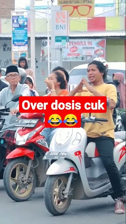 ngakak.. nekat nyanyi teriak' di lampu merah.