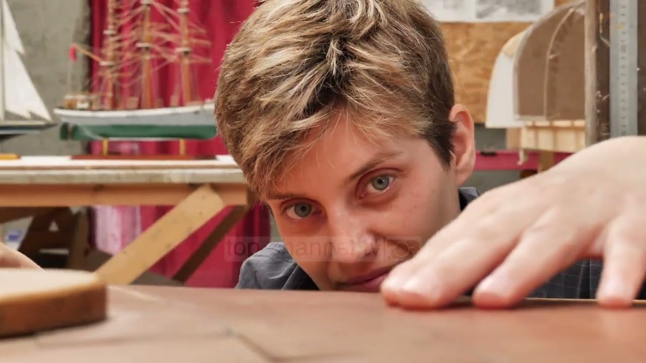 Top Channel/ Vajza që ndërton varkat e drurit/ Me logon “Made in Albania”