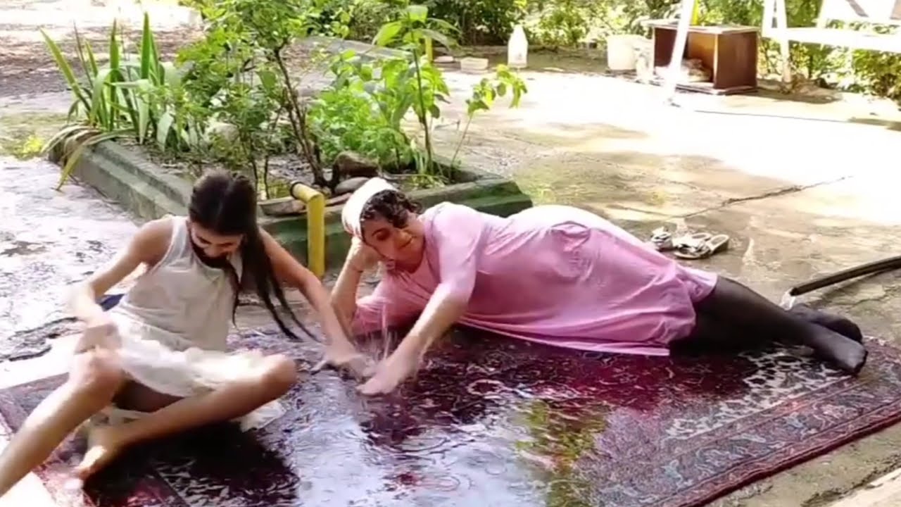 Daily life of a beautiful rural mother and daughter washing carpets and playing with water 🏊 
