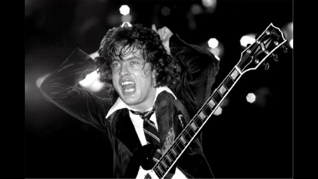 Ac dc angus young молодой. Angus young в молодости. Angus young в молодости. Angus young ac/dc 2022. Ангус янг в молодости.