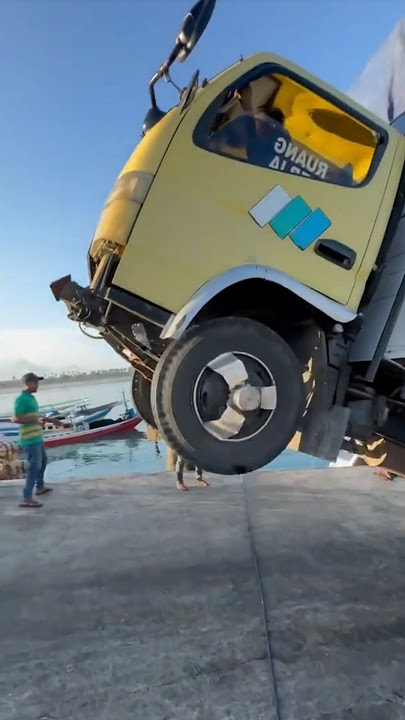 Truck Oleng Kluar dari Kapal Sampai Jumping Tinggi ‼️#trukoleng #truk #truck #automobile #funny