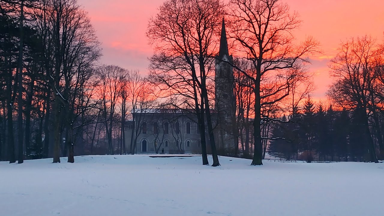 #74 Strzeżony opuszczony zamek , nocą.