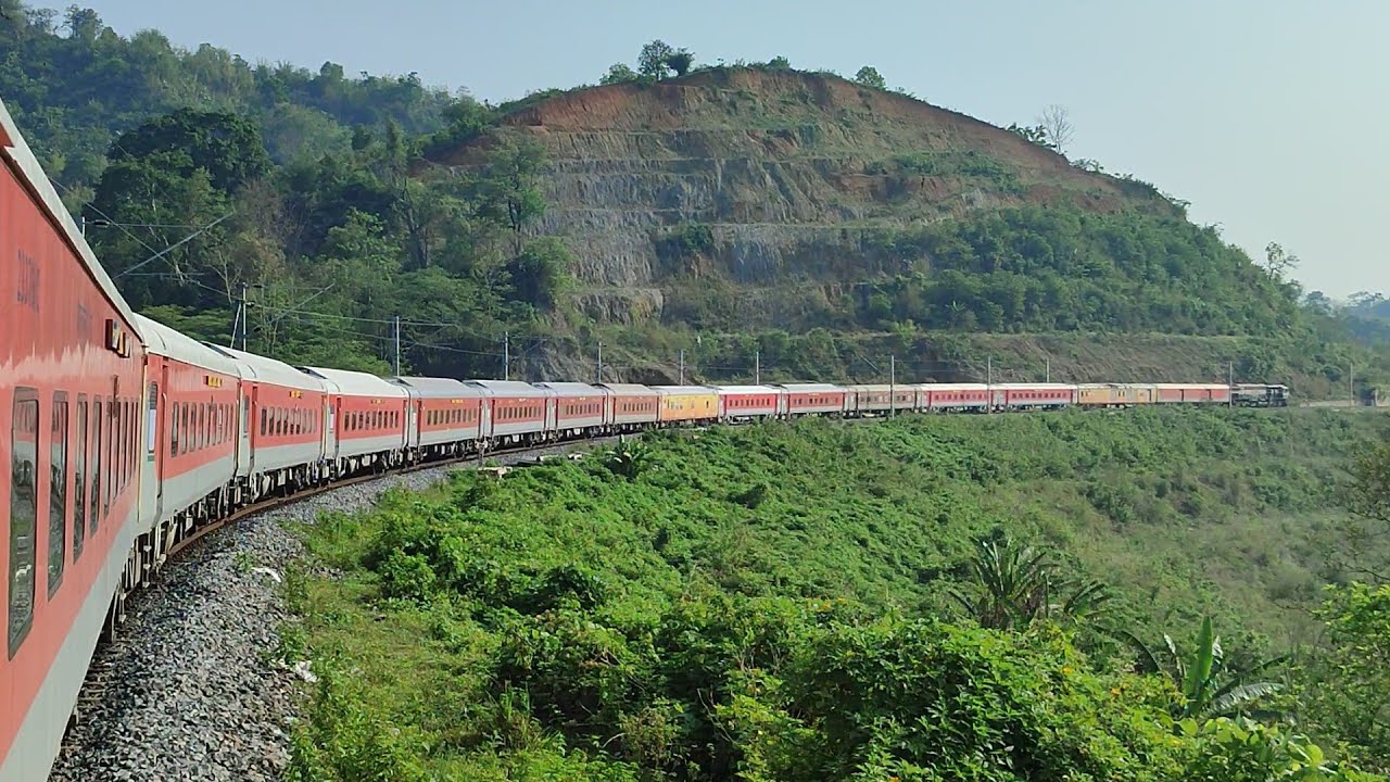 बेहद खुबसूरती के साथ घूमकर पहाड़ों से नीचे उतरती हुई अगरतला राजधानी एक्सप्रेस।