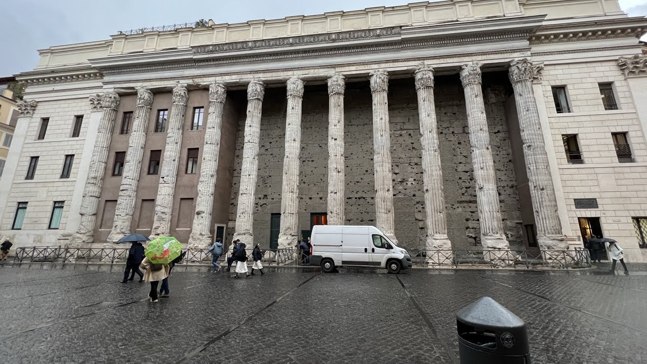 Lugar secreto en Roma 👉🏻 Templo de Adriano 🏛️✨ . En pleno