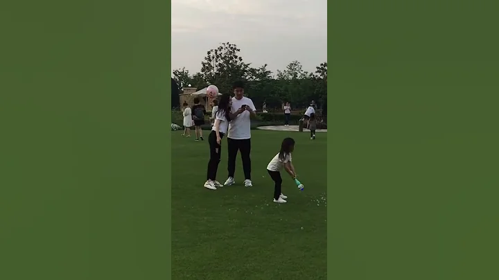 李小璐贾乃亮甜馨草坪玩耍放飞自我 Li Xiaolu and Jia Nailiang play on the lawn and let themselves go - DayDayNews