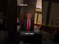 Activistas pro-palestina irrumpen en cena de Trump "eres el Hitler de nuestros tiempos"