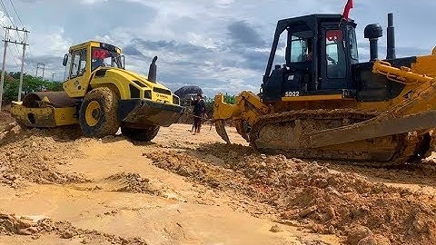 Idiots Working - Roller Stuck Pull Out By Dozer